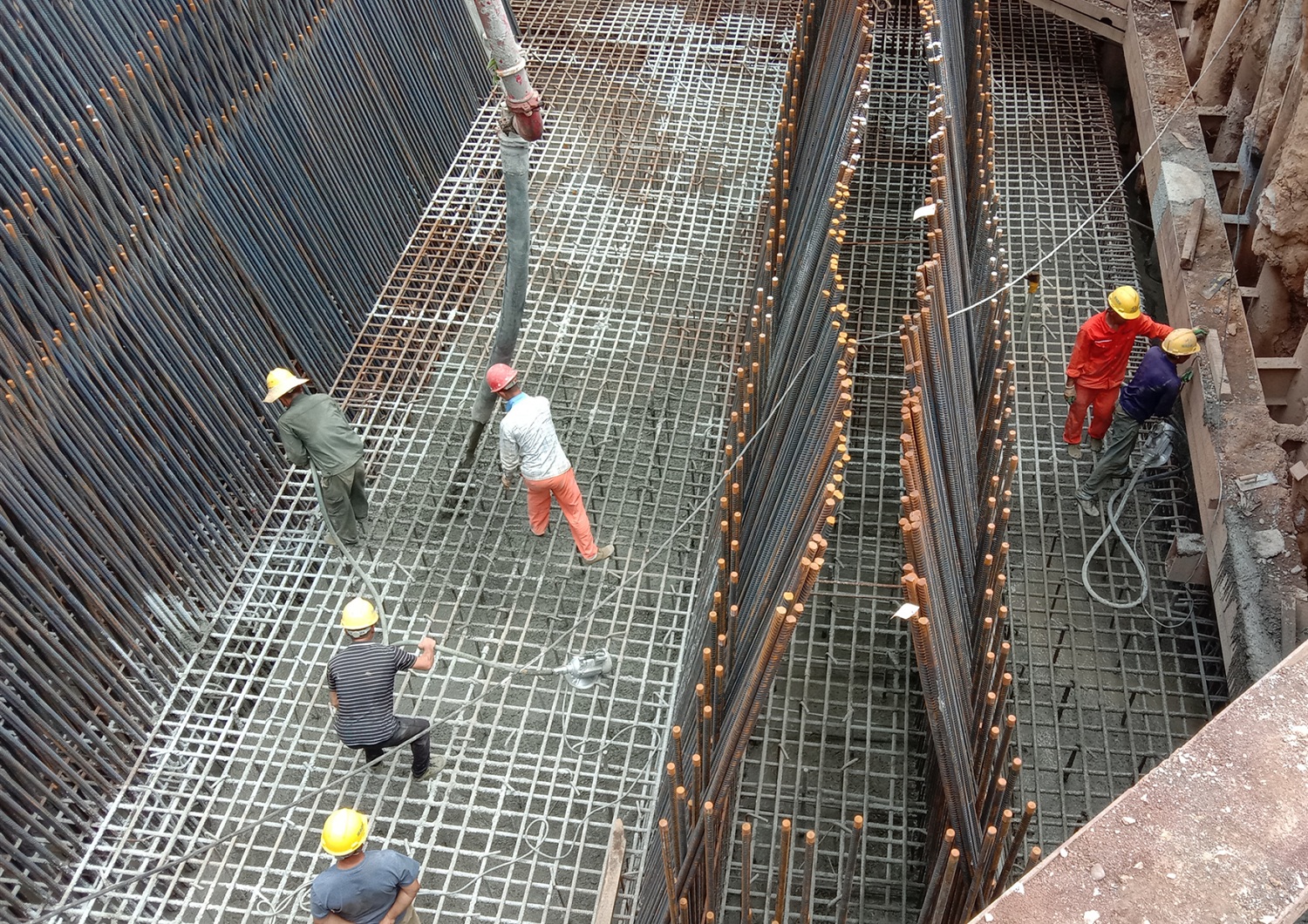 20200710122025.jpg 土谷塘湘江特大橋澆筑現(xiàn)場(chǎng)_副本.jpg