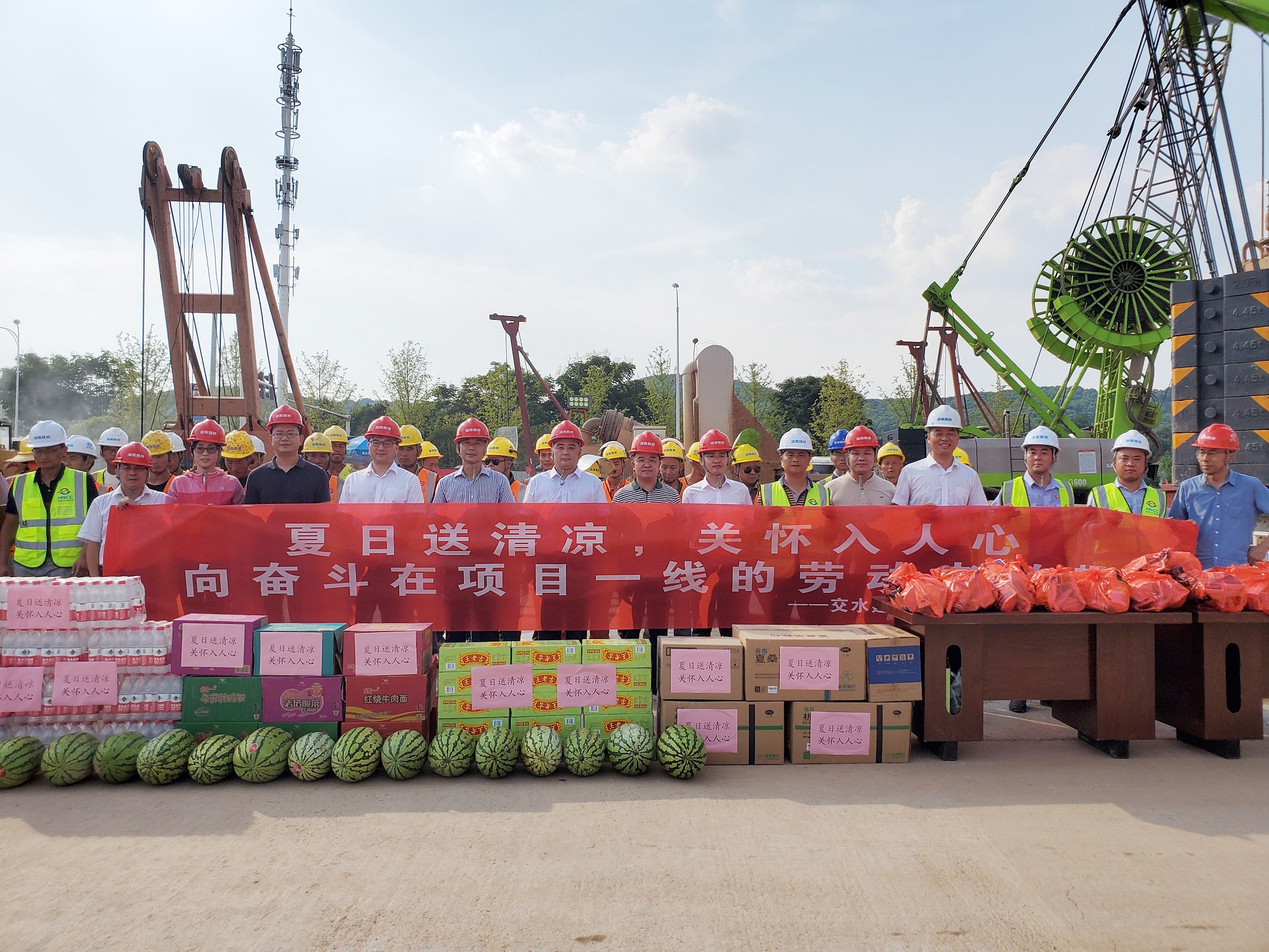 20200831834945.jpg 交水建集團(tuán)到西環(huán)線送清涼慰問_副本.jpg