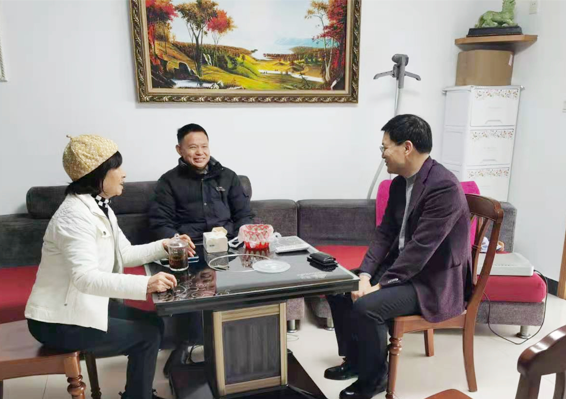 1、楊宏偉慰問(wèn)老領(lǐng)導(dǎo)姜仕達(dá)和李潤(rùn)章0_副本.jpg