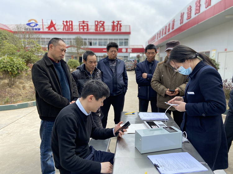 20220711116134.jpg 2 2021年3月12日項(xiàng)目部特邀請銀行工作人員現(xiàn)場為農(nóng)民工兄弟辦理工資卡.jpg