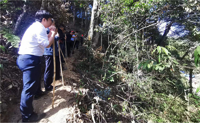 圖為相關(guān)專家實地考察陡坡樁基施工現(xiàn)場.jpg