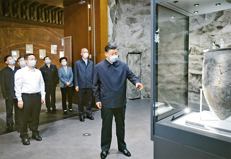 2023年6月2日，中共中央總書記、國家主席、中央軍委主席習近平在北京出席文化傳承發(fā)展座談會并發(fā)表重要講話。這是座談會前，習近平2日下午在中國歷史研究院考察。 新華社記者 鞠鵬/攝