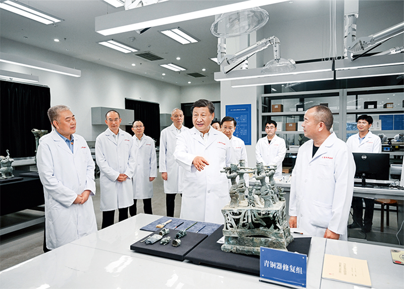 2023年7月25日至27日，中共中央總書記、國家主席、中央軍委主席習近平在四川考察。這是26日下午，習近平在位于德陽市廣漢市的三星堆博物館文物保護與修復館，同現(xiàn)場工作人員親切交流。 新華社記者 謝環(huán)馳/攝